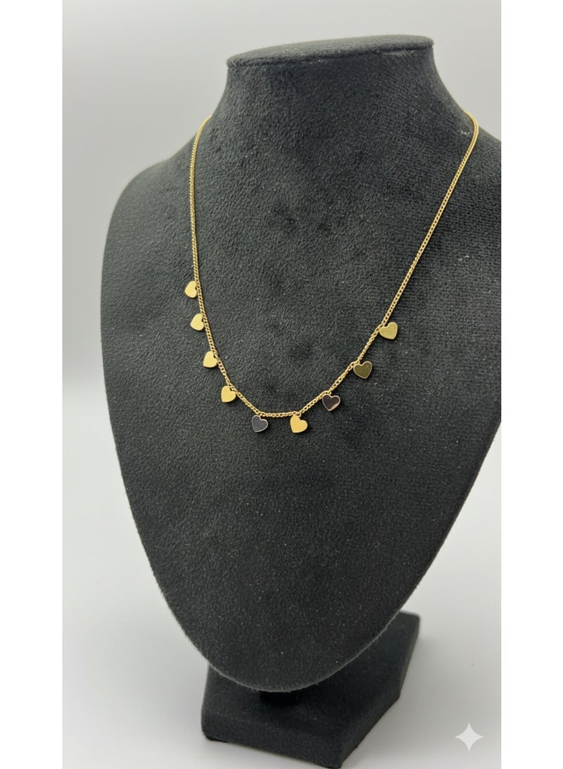 ورد عقد تشوكر نسائي ذهبي بتصميم قلوب صغيرة - مقاوم للصدأ ومثالي للاستخدام اليومي. - Image 4